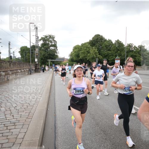 29.06.2025 - hella hamburg halbmarathon Jannik Wohlers http://msf.ph/oto/8155897 29.06.2025 10:53:49 Lombardsbrücke 1263, 1762, 1779, 1822, 2600, 2761, 3187, 3188, 3364, 3465, 3467, 4323, 4685, 4720, 4838, 5157, 5309, 5514, 5804, 5817, 5898, 6468, 6583, 6987, 6988, 7498, 7670, 7874, 7946, 8801, 8803, 8867, 9138, 9203, 10207, 11354, 11769, 11785, 11830, 12429, 12898, 12923, 13368, 13850, 14171, 14177, 14386, 14416, 14655, 14904, 15318, 15791, 16117, 16628, 16691, 16839, 16888, 17487, 17622, 18093, 18431, 18904 meine-sportfotos.de