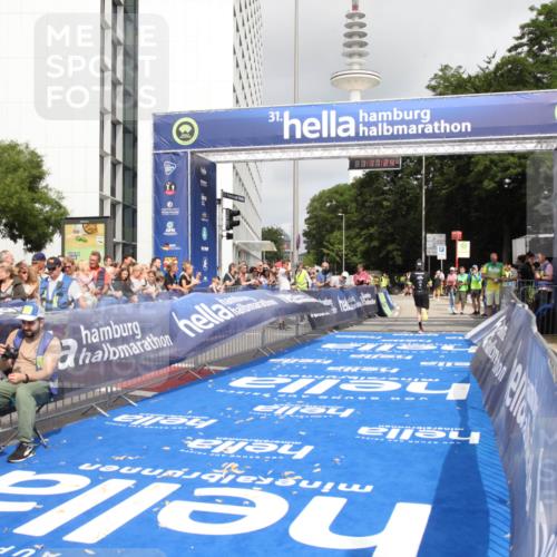 29.06.2025 - hella hamburg halbmarathon Michael Strokosch http://msf.ph/oto/8155907 29.06.2025 10:17:28 Ziel 18694 meine-sportfotos.de