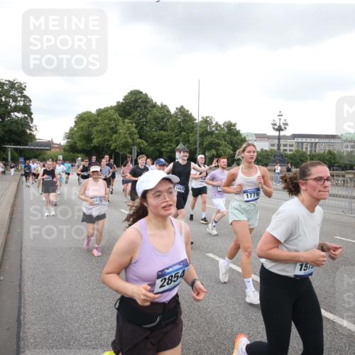 29.06.2025 - hella hamburg halbmarathon Jannik Wohlers http://msf.ph/oto/8155911 29.06.2025 10:53:49 Lombardsbrücke 1263, 1762, 1779, 1822, 2600, 2761, 3187, 3188, 3364, 3465, 3467, 4323, 4685, 4720, 4838, 5157, 5309, 5514, 5804, 5817, 5898, 6468, 6583, 6987, 6988, 7498, 7670, 7874, 7946, 8801, 8803, 8867, 9138, 9203, 10207, 11354, 11769, 11785, 11830, 12429, 12898, 12923, 13368, 13850, 14171, 14177, 14386, 14416, 14655, 14904, 15318, 15791, 16117, 16628, 16691, 16839, 16888, 17487, 17622, 18093, 18431, 18904 meine-sportfotos.de