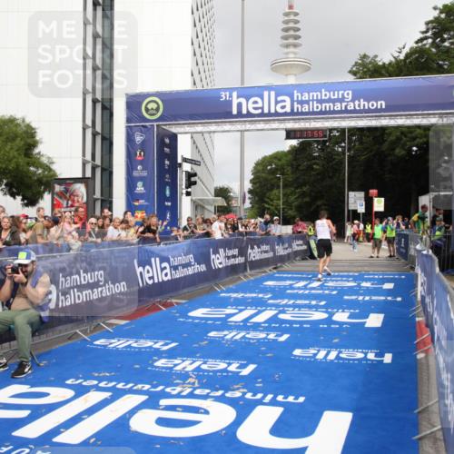 29.06.2025 - hella hamburg halbmarathon Michael Strokosch http://msf.ph/oto/8155931 29.06.2025 10:17:59 Ziel 14932, 15166 meine-sportfotos.de