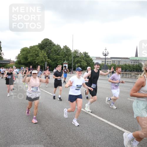 29.06.2025 - hella hamburg halbmarathon Jannik Wohlers http://msf.ph/oto/8155938 29.06.2025 10:53:50 Lombardsbrücke 1263, 1762, 1779, 1822, 2600, 2761, 3187, 3188, 3364, 3465, 3467, 4323, 4685, 4720, 4838, 5157, 5309, 5514, 5804, 5817, 6468, 6583, 6987, 6988, 7498, 7670, 7874, 7946, 8801, 8803, 8867, 9138, 9203, 10207, 11354, 11769, 11785, 11830, 12429, 12898, 12923, 13850, 14171, 14177, 14386, 14416, 14655, 14904, 15318, 15791, 16117, 16522, 16628, 16691, 16839, 16888, 17487, 17622, 18093, 18431, 18904 meine-sportfotos.de