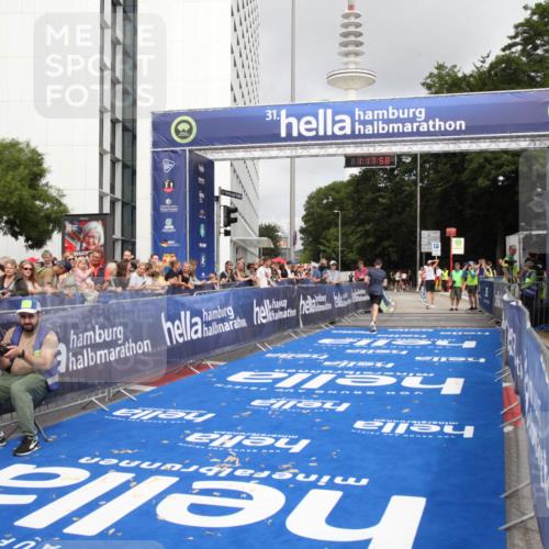 29.06.2025 - hella hamburg halbmarathon Michael Strokosch http://msf.ph/oto/8155965 29.06.2025 10:18:02 Ziel 15166, 19072 meine-sportfotos.de