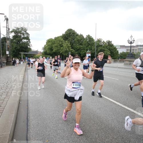 29.06.2025 - hella hamburg halbmarathon Jannik Wohlers http://msf.ph/oto/8155970 29.06.2025 10:53:51 Lombardsbrücke 1263, 1762, 1779, 1822, 2600, 2761, 3187, 3188, 3364, 3465, 4323, 4685, 4720, 4838, 5157, 5309, 5514, 5804, 5817, 6468, 6583, 6987, 6988, 7498, 7670, 7874, 7946, 8801, 8803, 8867, 9130, 9138, 9203, 10207, 11354, 11769, 11785, 11830, 12429, 12898, 12923, 13850, 14171, 14177, 14386, 14416, 14655, 14904, 15318, 16117, 16522, 16628, 16691, 16839, 16888, 17487, 17622, 18093, 18431, 18904 meine-sportfotos.de