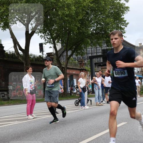 29.06.2025 - hella hamburg halbmarathon Yannick Fuchs http://msf.ph/oto/8155976 29.06.2025 10:58:27 20KM 2298, 2463, 3919, 4542, 6100, 7081, 7474, 8171, 8810, 8890, 9254, 9680, 9816, 10694, 11960, 12426, 12479, 12646, 12843, 13901, 14822, 14970, 15698, 15797, 16455, 16594, 16753, 18321, 18440, 18520, 18739, 19240 meine-sportfotos.de