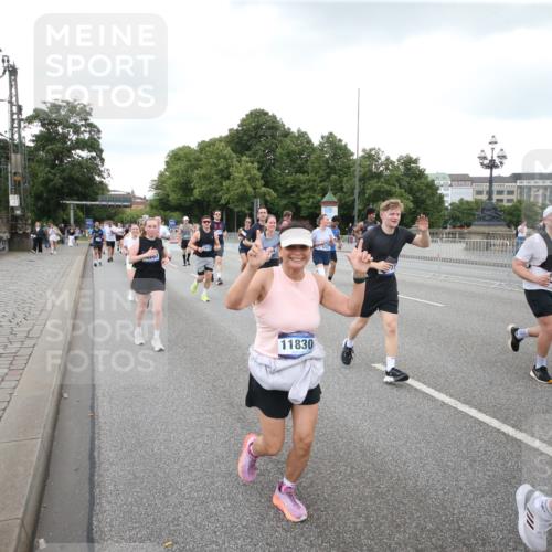 29.06.2025 - hella hamburg halbmarathon Jannik Wohlers http://msf.ph/oto/8155981 29.06.2025 10:53:51 Lombardsbrücke 1263, 1762, 1779, 1822, 2600, 2761, 3187, 3188, 3364, 3465, 4323, 4685, 4720, 4838, 5157, 5309, 5514, 5804, 5817, 6468, 6583, 6987, 6988, 7498, 7670, 7874, 7946, 8801, 8803, 8867, 9130, 9138, 9203, 10207, 11354, 11769, 11785, 11830, 12429, 12898, 12923, 13850, 14171, 14177, 14386, 14416, 14655, 14904, 15318, 16117, 16522, 16628, 16691, 16839, 16888, 17487, 17622, 18093, 18431, 18904 meine-sportfotos.de