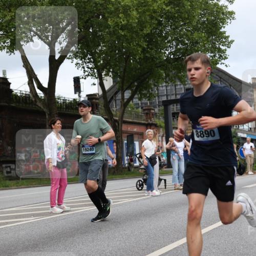 29.06.2025 - hella hamburg halbmarathon Yannick Fuchs http://msf.ph/oto/8155985 29.06.2025 10:58:27 20KM 2298, 2463, 3919, 4542, 6100, 7081, 7474, 8171, 8810, 8890, 9254, 9680, 9816, 10694, 11960, 12426, 12479, 12646, 12843, 13901, 14822, 14970, 15698, 15797, 16455, 16594, 16753, 18321, 18440, 18520, 18739, 19240 meine-sportfotos.de