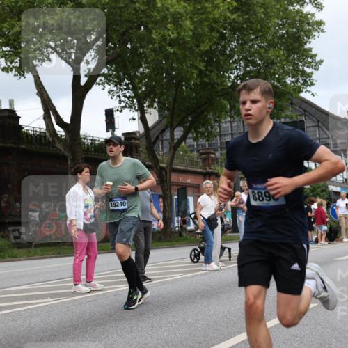 29.06.2025 - hella hamburg halbmarathon Yannick Fuchs http://msf.ph/oto/8155989 29.06.2025 10:58:27 20KM 2298, 2463, 3919, 4542, 6100, 7081, 7474, 8171, 8810, 8890, 9254, 9680, 9816, 10694, 11960, 12426, 12479, 12646, 12843, 13901, 14822, 14970, 15698, 15797, 16455, 16594, 16753, 18321, 18440, 18520, 18739, 19240 meine-sportfotos.de