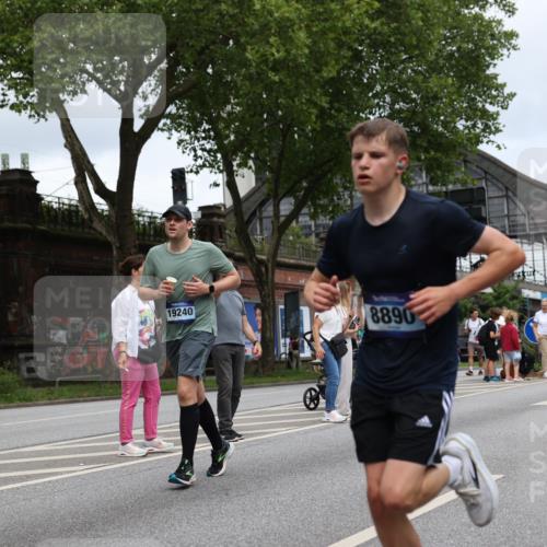 29.06.2025 - hella hamburg halbmarathon Yannick Fuchs http://msf.ph/oto/8155994 29.06.2025 10:58:27 20KM 2298, 2463, 3919, 4542, 6100, 7081, 7474, 8171, 8810, 8890, 9254, 9680, 9816, 10694, 11960, 12426, 12479, 12646, 12843, 13901, 14822, 14970, 15698, 15797, 16455, 16594, 16753, 18321, 18440, 18520, 18739, 19240 meine-sportfotos.de