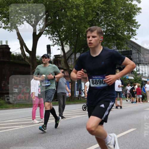 29.06.2025 - hella hamburg halbmarathon Yannick Fuchs http://msf.ph/oto/8155998 29.06.2025 10:58:27 20KM 2298, 2463, 3919, 4542, 6100, 7081, 7474, 8171, 8810, 8890, 9254, 9680, 9816, 10694, 11960, 12426, 12479, 12646, 12843, 13901, 14822, 14970, 15698, 15797, 16455, 16594, 16753, 18321, 18440, 18520, 18739, 19240 meine-sportfotos.de
