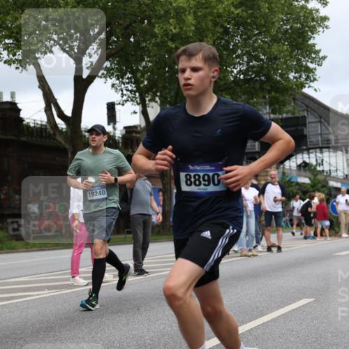 29.06.2025 - hella hamburg halbmarathon Yannick Fuchs http://msf.ph/oto/8156001 29.06.2025 10:58:27 20KM 2298, 2463, 3919, 4542, 6100, 7081, 7474, 8171, 8810, 8890, 9254, 9680, 9816, 10694, 11960, 12426, 12479, 12646, 12843, 13901, 14822, 14970, 15698, 15797, 16455, 16594, 16753, 18321, 18440, 18520, 18739, 19240 meine-sportfotos.de