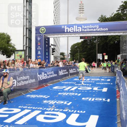 29.06.2025 - hella hamburg halbmarathon Michael Strokosch http://msf.ph/oto/8156074 29.06.2025 10:18:15 Ziel 17786 meine-sportfotos.de