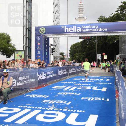 29.06.2025 - hella hamburg halbmarathon Michael Strokosch http://msf.ph/oto/8156081 29.06.2025 10:18:15 Ziel 17786 meine-sportfotos.de