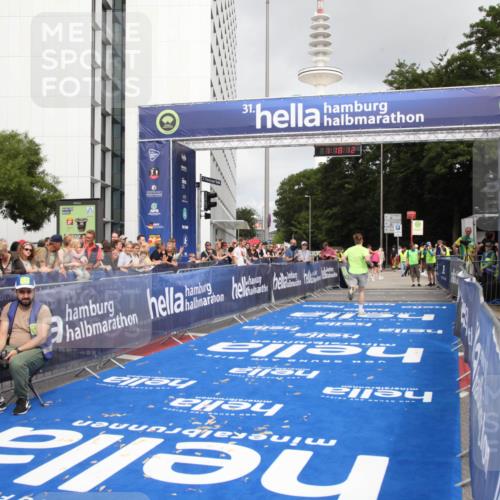 29.06.2025 - hella hamburg halbmarathon Michael Strokosch http://msf.ph/oto/8156090 29.06.2025 10:18:16 Ziel 17786 meine-sportfotos.de