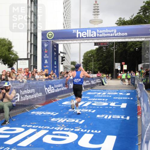 29.06.2025 - hella hamburg halbmarathon Michael Strokosch http://msf.ph/oto/8156116 29.06.2025 10:18:49 Ziel 15495 meine-sportfotos.de