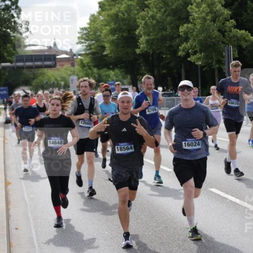 29.06.2025 - hella hamburg halbmarathon Jannik Wohlers http://msf.ph/oto/8156159 29.06.2025 10:17:06 Lombardsbrücke 1204, 1477, 2259, 2305, 2860, 3802, 3803, 4194, 4218, 4852, 6254, 6336, 6352, 6520, 6786, 7011, 7258, 7291, 7410, 7413, 7445, 7566, 7844, 8210, 8309, 8351, 8433, 8895, 9848, 10377, 10620, 10677, 11372, 11707, 12031, 12668, 14194, 14199, 14208, 14209, 14307, 14648, 14877, 15293, 16024, 16555, 17083, 17628, 17717, 17927, 18039, 18060, 18344, 18469, 18526, 18564, 19029 meine-sportfotos.de