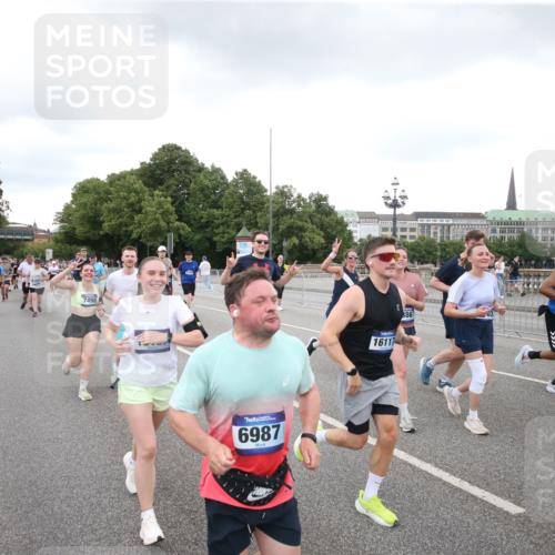 29.06.2025 - hella hamburg halbmarathon Jannik Wohlers http://msf.ph/oto/8156182 29.06.2025 10:53:54 Lombardsbrücke 1762, 1779, 1822, 1949, 2600, 2761, 3187, 3188, 3364, 3857, 4323, 4685, 4720, 5157, 5309, 5514, 5804, 5817, 5933, 6468, 6987, 6988, 7498, 7670, 7874, 7946, 8801, 8803, 8867, 9130, 9203, 10207, 11354, 11785, 11830, 12429, 12898, 12923, 13035, 13850, 14177, 14386, 14416, 14655, 14904, 15318, 16117, 16522, 16628, 16691, 16839, 16888, 18093, 18431 meine-sportfotos.de