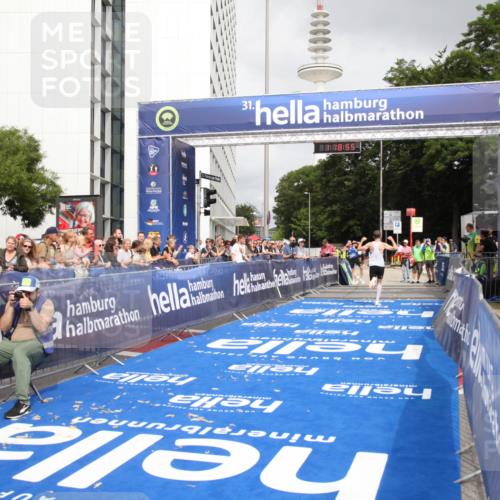 29.06.2025 - hella hamburg halbmarathon Michael Strokosch http://msf.ph/oto/8156196 29.06.2025 10:18:59 Ziel 6380, 11342 meine-sportfotos.de