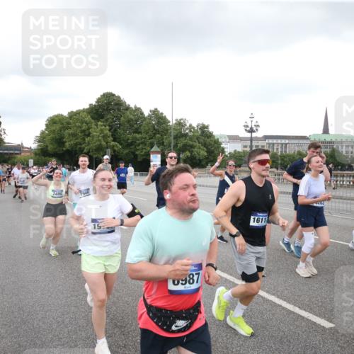 29.06.2025 - hella hamburg halbmarathon Jannik Wohlers http://msf.ph/oto/8156204 29.06.2025 10:53:54 Lombardsbrücke 1762, 1779, 1822, 1949, 2600, 2761, 3187, 3188, 3364, 3857, 4323, 4685, 4720, 5157, 5309, 5514, 5804, 5817, 5933, 6468, 6987, 6988, 7498, 7670, 7874, 7946, 8801, 8803, 8867, 9130, 9203, 10207, 11354, 11785, 11830, 12429, 12898, 12923, 13035, 13850, 14177, 14386, 14416, 14655, 14904, 15318, 16117, 16522, 16628, 16691, 16839, 16888, 18093, 18431 meine-sportfotos.de
