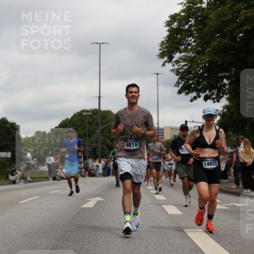 29.06.2025 - hella hamburg halbmarathon Yannick Fuchs http://msf.ph/oto/8156208 29.06.2025 10:58:31 20KM 1842, 2298, 2463, 3919, 4542, 6100, 7081, 7474, 8171, 8810, 8890, 9254, 9680, 9816, 10694, 10824, 11960, 12426, 12646, 12781, 12843, 13901, 14822, 14970, 15698, 16455, 16594, 16753, 16770, 18321, 18440, 18520, 18739, 19240 meine-sportfotos.de