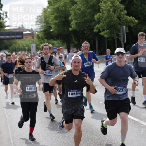 29.06.2025 - hella hamburg halbmarathon Jannik Wohlers http://msf.ph/oto/8156210 29.06.2025 10:17:06 Lombardsbrücke 1204, 1477, 2259, 2305, 2860, 3802, 3803, 4194, 4218, 4852, 6254, 6336, 6352, 6520, 6786, 7011, 7258, 7291, 7410, 7413, 7445, 7566, 7844, 8210, 8309, 8351, 8433, 8895, 9848, 10377, 10620, 10677, 11372, 11707, 12031, 12668, 14194, 14199, 14208, 14209, 14307, 14648, 14877, 15293, 16024, 16555, 17083, 17628, 17717, 17927, 18039, 18060, 18344, 18469, 18526, 18564, 19029 meine-sportfotos.de
