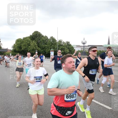 29.06.2025 - hella hamburg halbmarathon Jannik Wohlers http://msf.ph/oto/8156223 29.06.2025 10:53:54 Lombardsbrücke 1762, 1779, 1822, 1949, 2600, 2761, 3187, 3188, 3364, 3857, 4323, 4685, 4720, 5157, 5309, 5514, 5804, 5817, 5933, 6468, 6987, 6988, 7498, 7670, 7874, 7946, 8801, 8803, 8867, 9130, 9203, 10207, 11354, 11785, 11830, 12429, 12898, 12923, 13035, 13850, 14177, 14386, 14416, 14655, 14904, 15318, 16117, 16522, 16628, 16691, 16839, 16888, 18093, 18431 meine-sportfotos.de