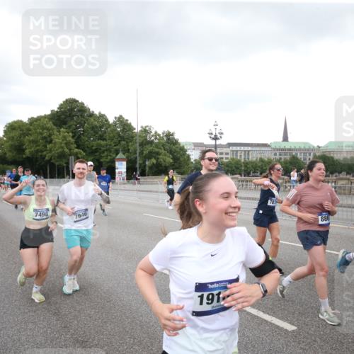 29.06.2025 - hella hamburg halbmarathon Jannik Wohlers http://msf.ph/oto/8156299 29.06.2025 10:53:54 Lombardsbrücke 1762, 1779, 1822, 1949, 2600, 2761, 3187, 3188, 3364, 3857, 4323, 4685, 4720, 5157, 5309, 5514, 5804, 5817, 5933, 6468, 6987, 6988, 7498, 7670, 7874, 7946, 8801, 8803, 8867, 9130, 9203, 10207, 11354, 11785, 11830, 12429, 12898, 12923, 13035, 13850, 14177, 14386, 14416, 14655, 14904, 15318, 16117, 16522, 16628, 16691, 16839, 16888, 18093, 18431 meine-sportfotos.de