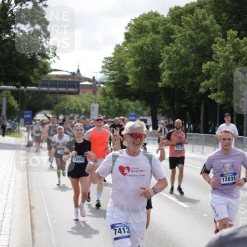 29.06.2025 - hella hamburg halbmarathon Jannik Wohlers http://msf.ph/oto/8156365 29.06.2025 10:17:14 Lombardsbrücke 1015, 1204, 1274, 1458, 1749, 1795, 2094, 2259, 2305, 2548, 3292, 4194, 4218, 4852, 5002, 6254, 6336, 6352, 6786, 7258, 7291, 7413, 7566, 7844, 8144, 8351, 8895, 9400, 9848, 10620, 10677, 11372, 11707, 12031, 12668, 12683, 14194, 14307, 14648, 14877, 15978, 16024, 16555, 17083, 17270, 17542, 17616, 17628, 17717, 18469, 18564, 19029 meine-sportfotos.de