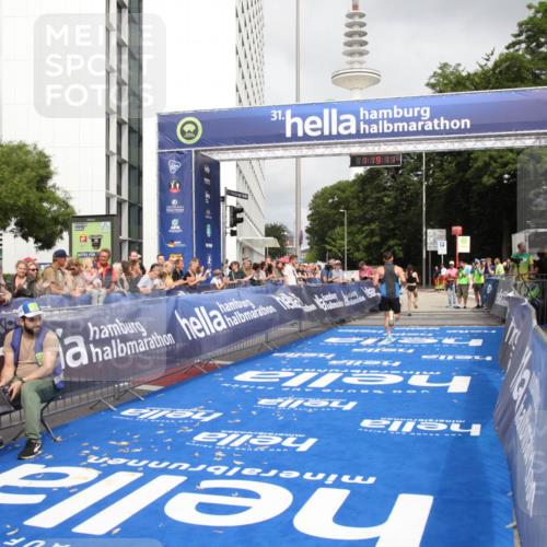 29.06.2025 - hella hamburg halbmarathon Michael Strokosch http://msf.ph/oto/8156375 29.06.2025 10:19:15 Ziel 53, 2144 meine-sportfotos.de