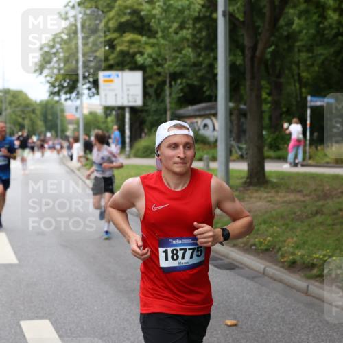 29.06.2025 - hella hamburg halbmarathon Yannick Fuchs http://msf.ph/oto/8156397 29.06.2025 10:38:18 20KM 1415, 1558, 2816, 3146, 3437, 3907, 4425, 4981, 5506, 5624, 5692, 6490, 6705, 6991, 7005, 7093, 7185, 7451, 8063, 8145, 8218, 8900, 9043, 9081, 9374, 9633, 9931, 10246, 10669, 10930, 11153, 11346, 11648, 11848, 12327, 12438, 12966, 13348, 13421, 13897, 13996, 14690, 14861, 15383, 15512, 15862, 15932, 16062, 16105, 16224, 16301, 16547, 16549, 16648, 16720, 17251, 17376, 17516, 17912, 18678, 18775, 18942, 19090 meine-sportfotos.de