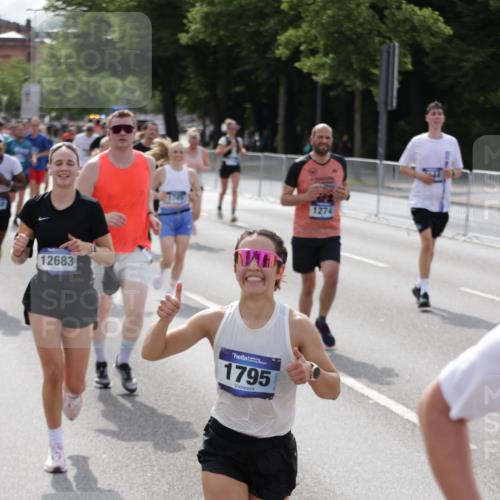 29.06.2025 - hella hamburg halbmarathon Jannik Wohlers http://msf.ph/oto/8156436 29.06.2025 10:17:16 Lombardsbrücke 1015, 1204, 1274, 1458, 1749, 1795, 2094, 2259, 2305, 2548, 3138, 3292, 4194, 4218, 4852, 5002, 5611, 5733, 6254, 6336, 6352, 6786, 7258, 7291, 7413, 7566, 7844, 8144, 9400, 9798, 9848, 10620, 10677, 11156, 11372, 11707, 12031, 12668, 12683, 14194, 14307, 14420, 14648, 14877, 15978, 16024, 16038, 16555, 16576, 17083, 17270, 17542, 17616, 17628, 18469, 18564, 19029 meine-sportfotos.de
