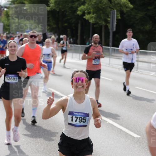 29.06.2025 - hella hamburg halbmarathon Jannik Wohlers http://msf.ph/oto/8156451 29.06.2025 10:17:16 Lombardsbrücke 1015, 1204, 1274, 1458, 1749, 1795, 2094, 2259, 2305, 2548, 3138, 3292, 4194, 4218, 4852, 5002, 5611, 5733, 6254, 6336, 6352, 6786, 7258, 7291, 7413, 7566, 7844, 8144, 9400, 9798, 9848, 10620, 10677, 11156, 11372, 11707, 12031, 12668, 12683, 14194, 14307, 14420, 14648, 14877, 15978, 16024, 16038, 16555, 16576, 17083, 17270, 17542, 17616, 17628, 18469, 18564, 19029 meine-sportfotos.de