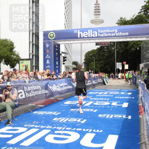 29.06.2025 - hella hamburg halbmarathon Michael Strokosch http://msf.ph/oto/8156454 29.06.2025 10:19:42 Ziel 19108 meine-sportfotos.de