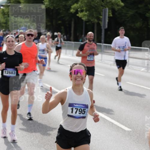 29.06.2025 - hella hamburg halbmarathon Jannik Wohlers http://msf.ph/oto/8156458 29.06.2025 10:17:16 Lombardsbrücke 1015, 1204, 1274, 1458, 1749, 1795, 2094, 2259, 2305, 2548, 3138, 3292, 4194, 4218, 4852, 5002, 5611, 5733, 6254, 6336, 6352, 6786, 7258, 7291, 7413, 7566, 7844, 8144, 9400, 9798, 9848, 10620, 10677, 11156, 11372, 11707, 12031, 12668, 12683, 14194, 14307, 14420, 14648, 14877, 15978, 16024, 16038, 16555, 16576, 17083, 17270, 17542, 17616, 17628, 18469, 18564, 19029 meine-sportfotos.de