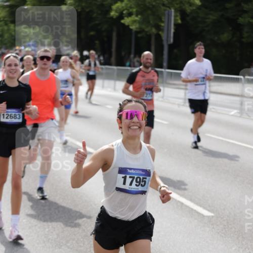 29.06.2025 - hella hamburg halbmarathon Jannik Wohlers http://msf.ph/oto/8156466 29.06.2025 10:17:16 Lombardsbrücke 1015, 1204, 1274, 1458, 1749, 1795, 2094, 2259, 2305, 2548, 3138, 3292, 4194, 4218, 4852, 5002, 5611, 5733, 6254, 6336, 6352, 6786, 7258, 7291, 7413, 7566, 7844, 8144, 9400, 9798, 9848, 10620, 10677, 11156, 11372, 11707, 12031, 12668, 12683, 14194, 14307, 14420, 14648, 14877, 15978, 16024, 16038, 16555, 16576, 17083, 17270, 17542, 17616, 17628, 18469, 18564, 19029 meine-sportfotos.de