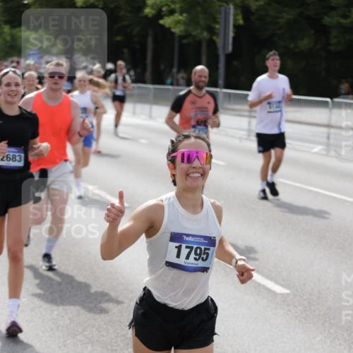 29.06.2025 - hella hamburg halbmarathon Jannik Wohlers http://msf.ph/oto/8156476 29.06.2025 10:17:16 Lombardsbrücke 1015, 1204, 1274, 1458, 1749, 1795, 2094, 2259, 2305, 2548, 3138, 3292, 4194, 4218, 4852, 5002, 5611, 5733, 6254, 6336, 6352, 6786, 7258, 7291, 7413, 7566, 7844, 8144, 9400, 9798, 9848, 10620, 10677, 11156, 11372, 11707, 12031, 12668, 12683, 14194, 14307, 14420, 14648, 14877, 15978, 16024, 16038, 16555, 16576, 17083, 17270, 17542, 17616, 17628, 18469, 18564, 19029 meine-sportfotos.de