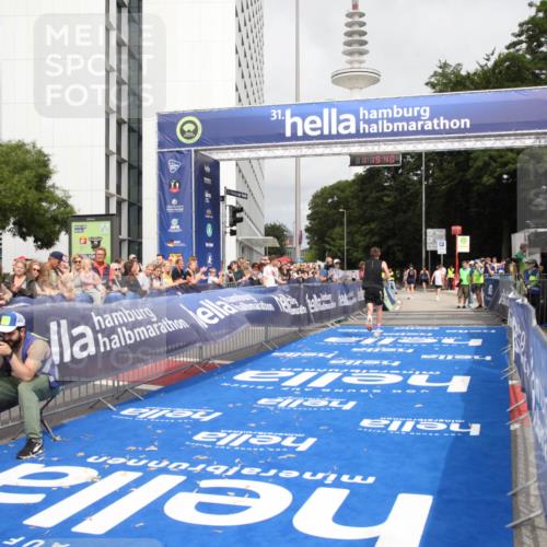 29.06.2025 - hella hamburg halbmarathon Michael Strokosch http://msf.ph/oto/8156482 29.06.2025 10:19:43 Ziel 19108 meine-sportfotos.de