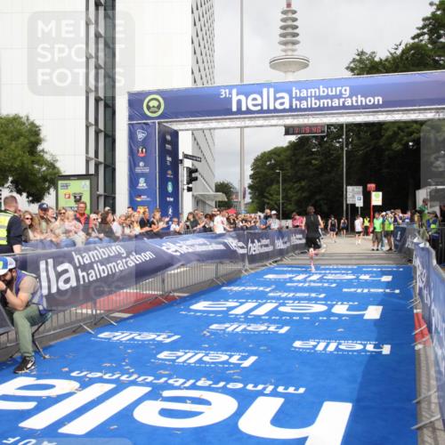 29.06.2025 - hella hamburg halbmarathon Michael Strokosch http://msf.ph/oto/8156488 29.06.2025 10:19:44 Ziel 19108 meine-sportfotos.de