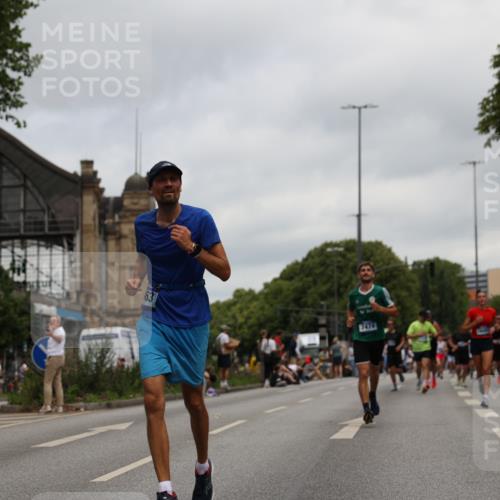 29.06.2025 - hella hamburg halbmarathon Yannick Fuchs http://msf.ph/oto/8156494 29.06.2025 10:58:36 20KM 1062, 1229, 1842, 2298, 2463, 2698, 3572, 4542, 6100, 7081, 7271, 7474, 8171, 8405, 9254, 9680, 9816, 9986, 10067, 10402, 10694, 10824, 11556, 11960, 12426, 12475, 12646, 12781, 12843, 13901, 14822, 15009, 16344, 16455, 16605, 16753, 16770, 16911, 17895, 18321, 18440, 18520, 18707, 18739, 19240 meine-sportfotos.de