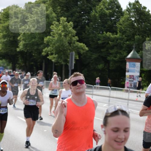 29.06.2025 - hella hamburg halbmarathon Jannik Wohlers http://msf.ph/oto/8156548 29.06.2025 10:17:18 Lombardsbrücke 1015, 1204, 1274, 1458, 1622, 1749, 1795, 2094, 2259, 2548, 3138, 3292, 4218, 5002, 5290, 5611, 5733, 6254, 6336, 6352, 6786, 7258, 7291, 7413, 7566, 7844, 8144, 9400, 9798, 9848, 10174, 10620, 10677, 11156, 11275, 11372, 11707, 11916, 12031, 12668, 12683, 14013, 14194, 14307, 14420, 14648, 14701, 14825, 14877, 15978, 16024, 16038, 16576, 16707, 17083, 17270, 17542, 17616, 18564, 19029 meine-sportfotos.de
