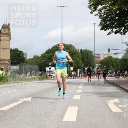 29.06.2025 - hella hamburg halbmarathon Yannick Fuchs http://msf.ph/oto/8156552 29.06.2025 10:17:22 20KM 6559, 10650, 11965, 13751, 16068, 17886 meine-sportfotos.de