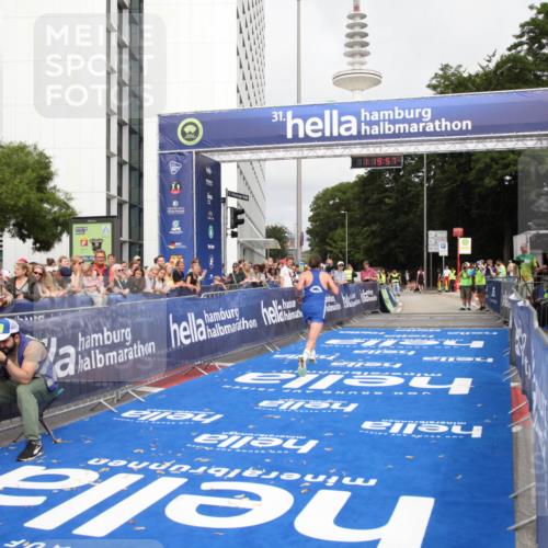 29.06.2025 - hella hamburg halbmarathon Michael Strokosch http://msf.ph/oto/8156556 29.06.2025 10:20:01 Ziel 9255, 14188, 18848 meine-sportfotos.de