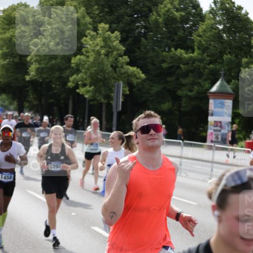 29.06.2025 - hella hamburg halbmarathon Jannik Wohlers http://msf.ph/oto/8156580 29.06.2025 10:17:18 Lombardsbrücke 1015, 1204, 1274, 1458, 1622, 1749, 1795, 2094, 2259, 2548, 3138, 3292, 4218, 5002, 5290, 5611, 5733, 6254, 6336, 6352, 6786, 7258, 7291, 7413, 7566, 7844, 8144, 9400, 9798, 9848, 10174, 10620, 10677, 11156, 11275, 11372, 11707, 11916, 12031, 12668, 12683, 14013, 14194, 14307, 14420, 14648, 14701, 14825, 14877, 15978, 16024, 16038, 16576, 16707, 17083, 17270, 17542, 17616, 18564, 19029 meine-sportfotos.de