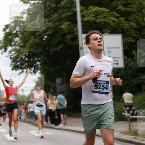 29.06.2025 - hella hamburg halbmarathon Yannick Fuchs http://msf.ph/oto/8156699 29.06.2025 10:58:38 20KM 1062, 1229, 1842, 2298, 2463, 2698, 3572, 3663, 4542, 6100, 7081, 7271, 7474, 8171, 8405, 9254, 9816, 9986, 10067, 10402, 10824, 10962, 11556, 11960, 12426, 12475, 12646, 12781, 12843, 13901, 14822, 15009, 16344, 16367, 16455, 16605, 16753, 16770, 16911, 17895, 18440, 18520, 18707, 18739, 19240 meine-sportfotos.de