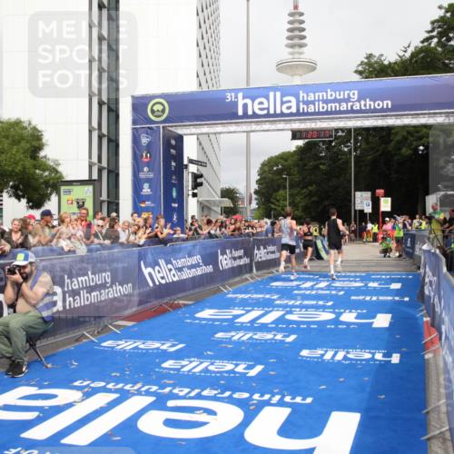 29.06.2025 - hella hamburg halbmarathon Michael Strokosch http://msf.ph/oto/8156725 29.06.2025 10:20:20 Ziel 54, 12678, 14302, 16245 meine-sportfotos.de