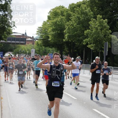 29.06.2025 - hella hamburg halbmarathon Jannik Wohlers http://msf.ph/oto/8156748 29.06.2025 10:17:20 Lombardsbrücke 1015, 1204, 1274, 1458, 1622, 1749, 1795, 2094, 2259, 2548, 3138, 3292, 4218, 5002, 5290, 5611, 5733, 6254, 6336, 6352, 6786, 7258, 7413, 8144, 8799, 9400, 9798, 9848, 10174, 10620, 10677, 10831, 11156, 11275, 11372, 11656, 11707, 11916, 12031, 12401, 12553, 12668, 12683, 13843, 14013, 14194, 14307, 14420, 14701, 14825, 15978, 16038, 16576, 16707, 17083, 17270, 17542, 17616, 19029 meine-sportfotos.de