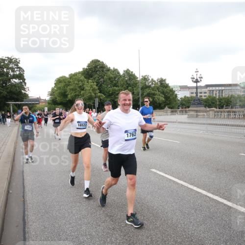 29.06.2025 - hella hamburg halbmarathon Jannik Wohlers http://msf.ph/oto/8156778 29.06.2025 10:54:01 Lombardsbrücke 1762, 1822, 1949, 2244, 2532, 3364, 3761, 3795, 3857, 4720, 4971, 5157, 5185, 5216, 5309, 5514, 5933, 5993, 6023, 6279, 6987, 7498, 7670, 7874, 7946, 7986, 8801, 8803, 9130, 10207, 11354, 11785, 12923, 12930, 13035, 13257, 13693, 13733, 14655, 14904, 15174, 15627, 15628, 15674, 15731, 16117, 16522, 16628, 16683, 17394, 18093, 18431 meine-sportfotos.de