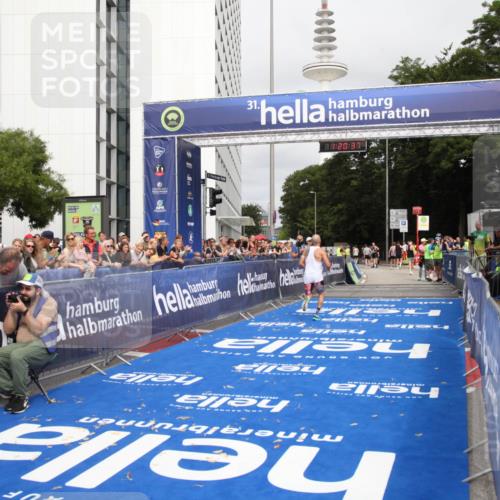 29.06.2025 - hella hamburg halbmarathon Michael Strokosch http://msf.ph/oto/8156861 29.06.2025 10:20:41 Ziel 15526 meine-sportfotos.de