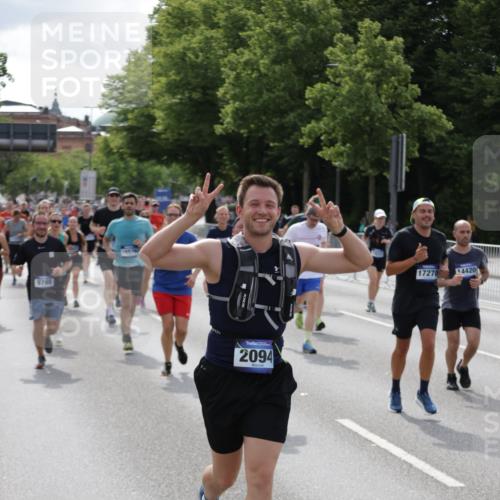 29.06.2025 - hella hamburg halbmarathon Jannik Wohlers http://msf.ph/oto/8156866 29.06.2025 10:17:21 Lombardsbrücke 1015, 1204, 1274, 1458, 1622, 1749, 1795, 2094, 2259, 2548, 3138, 3292, 4218, 5002, 5004, 5290, 5611, 5733, 6254, 6336, 6352, 6786, 7258, 7413, 8144, 8799, 9400, 9798, 9848, 9964, 10174, 10677, 10831, 11156, 11275, 11372, 11656, 11707, 11916, 12031, 12401, 12553, 12683, 13843, 14013, 14194, 14307, 14420, 14701, 14738, 14825, 15203, 15322, 15978, 16038, 16576, 16707, 17083, 17270, 17542, 17616, 19029 meine-sportfotos.de