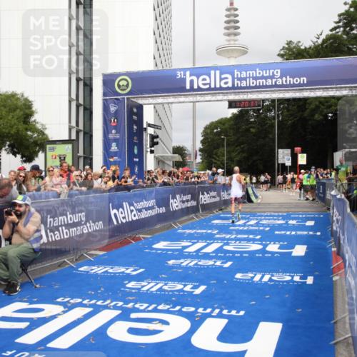 29.06.2025 - hella hamburg halbmarathon Michael Strokosch http://msf.ph/oto/8156879 29.06.2025 10:20:41 Ziel 15526 meine-sportfotos.de
