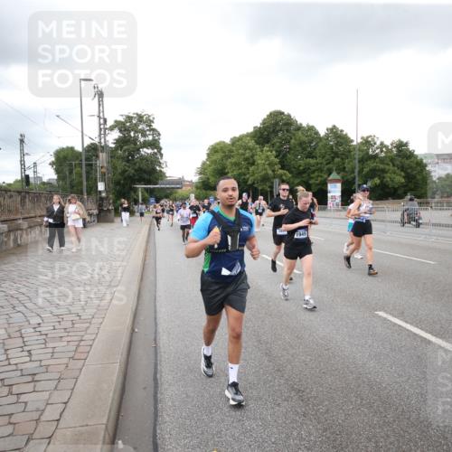29.06.2025 - hella hamburg halbmarathon Jannik Wohlers http://msf.ph/oto/8156902 29.06.2025 10:54:03 Lombardsbrücke 1762, 1822, 1949, 2244, 2532, 2586, 3364, 3761, 3795, 3857, 4720, 4971, 5157, 5185, 5216, 5309, 5933, 5993, 6023, 6279, 7498, 7670, 7874, 7946, 7986, 8801, 8803, 9130, 11354, 12923, 12930, 13035, 13257, 13693, 13733, 14655, 15174, 15627, 15628, 15674, 15731, 16522, 16628, 16683, 17394, 18431 meine-sportfotos.de